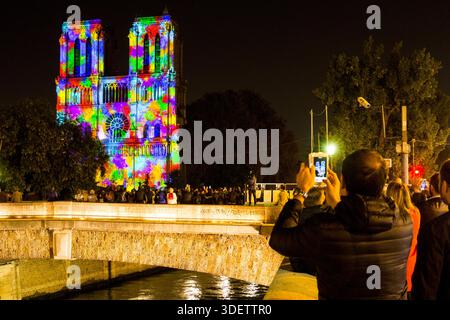 Die Show „Dame de Coeur“, exklusive Kreation des Regisseurs Bruno SEILLIER, zurück an der Fassade von Notre Dame de Paris, als Teil der Gedenkfeiern Stockfoto