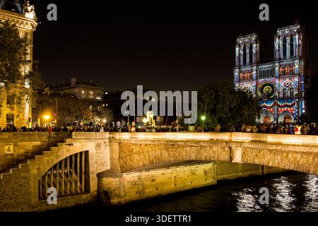 Die Show „Dame de Coeur“, exklusive Kreation des Regisseurs Bruno SEILLIER, zurück an der Fassade von Notre Dame de Paris, als Teil der Gedenkfeiern Stockfoto