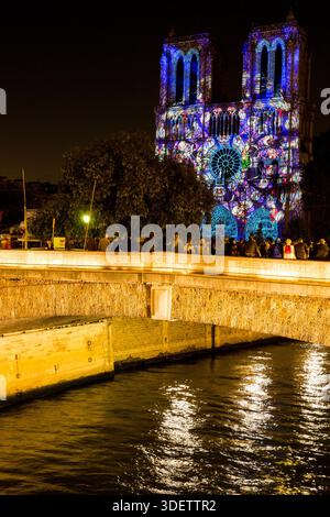 Die Show „Dame de Coeur“, exklusive Kreation des Regisseurs Bruno SEILLIER, zurück an der Fassade von Notre Dame de Paris, als Teil der Gedenkfeiern Stockfoto
