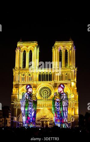 Die Show „Dame de Coeur“, exklusive Kreation des Regisseurs Bruno SEILLIER, zurück an der Fassade von Notre Dame de Paris, als Teil der Gedenkfeiern Stockfoto