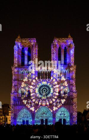 Die Show „Dame de Coeur“, exklusive Kreation des Regisseurs Bruno SEILLIER, zurück an der Fassade von Notre Dame de Paris, als Teil der Gedenkfeiern Stockfoto