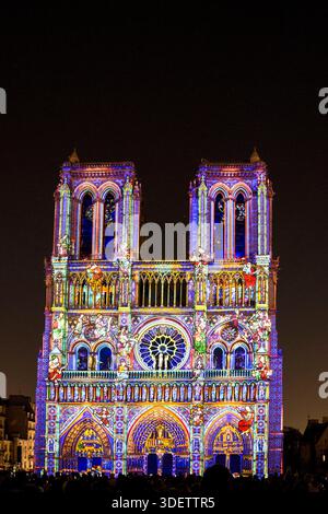 Die Show „Dame de Coeur“, exklusive Kreation des Regisseurs Bruno SEILLIER, zurück an der Fassade von Notre Dame de Paris, als Teil der Gedenkfeiern Stockfoto