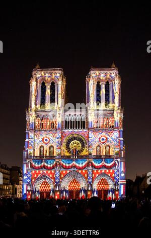 Die Show „Dame de Coeur“, exklusive Kreation des Regisseurs Bruno SEILLIER, zurück an der Fassade von Notre Dame de Paris, als Teil der Gedenkfeiern Stockfoto