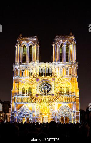 Die Show „Dame de Coeur“, exklusive Kreation des Regisseurs Bruno SEILLIER, zurück an der Fassade von Notre Dame de Paris, als Teil der Gedenkfeiern Stockfoto