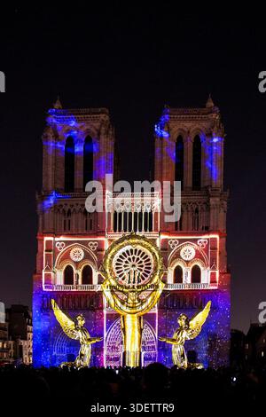 Die Show „Dame de Coeur“, exklusive Kreation des Regisseurs Bruno SEILLIER, zurück an der Fassade von Notre Dame de Paris, als Teil der Gedenkfeiern Stockfoto