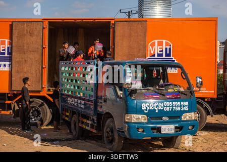 Freiwillige laden einen LKW mit gespendetem Flaschenwasser für Kambodschaner, die durch den thailändischen Grenzkonflikt vertrieben wurden. Phnom Penh. Kambodscha. © Kraig Lieb Stockfoto