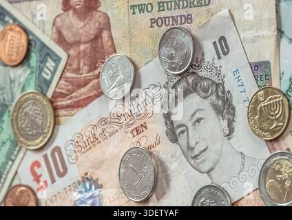 Bargeld Weltwährungen Banknoten, Münzen aus verschiedenen Ländern, Draufsicht, Hintergrund des Finanzkonzepts. Türkische Lira, vietnamesischer Dong, Ägyptisch Stockfoto