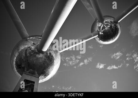 Retro-Futurismus in Form des berühmten Brüsseler Atomiums von der Weltausstellung 1958, die das Atomzeitalter einläutet Stockfoto