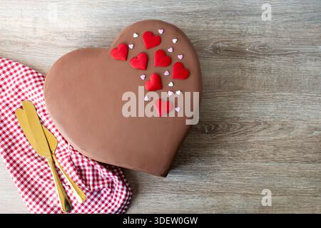 Herzförmige Lebkuchenkekse auf Holztisch Stockfoto
