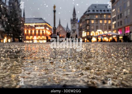 Schneefall am Marenplatz, der Winterdienst verteilt Streugut auf dem Platz, Split liegt auf dem vereisten Boden, München, 8. Januar 2026 Deutschland, München, 8. Januar 2026, Schneefall am Marienplatz, der Winterdienst streut den Platz, Split liegt auf dem vereisten Pflaster, mindert die Rutschgefahr, umweltschonend, besser als Salz, Sturmtief Elli bringt Schnee und Glatteis in der Altstadt, Glättegefahr, Schnee bei 0 Grad in der Stadt, Kältewelle, Winterwetter, Winter, Bayern, *** Schneefall am Marenplatz, der Winterdienst verbreitet Sand auf dem Platz, Sand liegt auf dem vereisten Boden, München, Janua Stockfoto