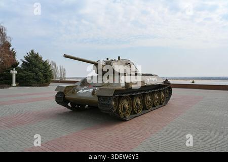 T-34 Tank am Ufer der Wolga in Wolgograd. Stockfoto