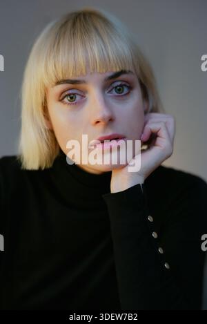 Junge Frau in die Stadt bei Nacht Stockfoto