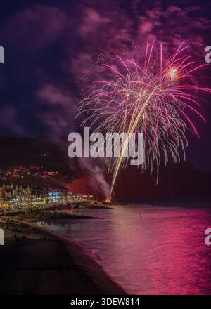 Das Grand Pyromusical Firework Show am Ende der Sidmouth Regatta 2025 in Port Royal, Sidmouth, Devon, England, Großbritannien. Stockfoto