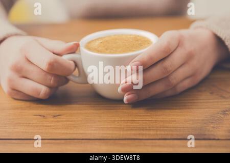 Nahaufnahme einer Frau mit einer Tasse Kaffee im Café Stockfoto