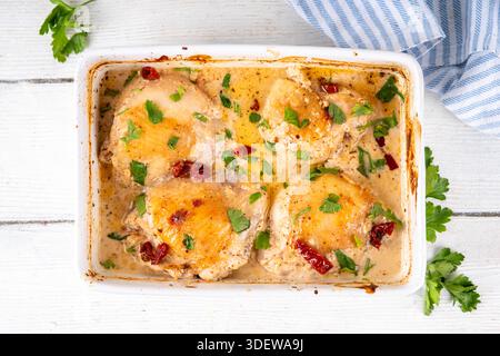 Hähnchenbrust, gebackene Hähnchenschenkel mit cremiger Tomatensoße, trendiges Hähnchenfleischrezept mit sonnengetrockneten Tomaten, Parmesan und harter Sahne, o Stockfoto