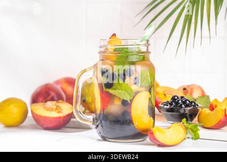 Arnold Palmer Iced Tea mit Boba-Bällen oder Tapioka-Perlen, kalter Peach Lemon Bubble Tea, farbenfrohe Bubble Limonade im maurerglas, mit frischem Obst auf Wi Stockfoto