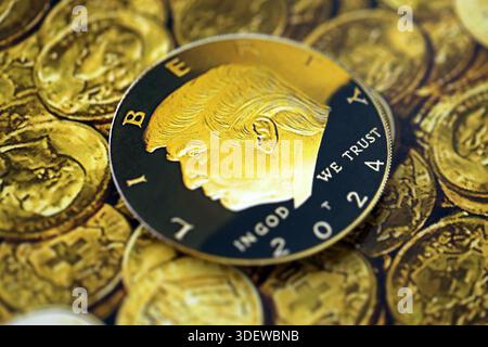 KIEW, UKRAINE - 13. DEZEMBER 2025 Trump Goldmünze auf glänzenden goldenen Münzen Hintergrunddruck Nahaufnahme Stockfoto