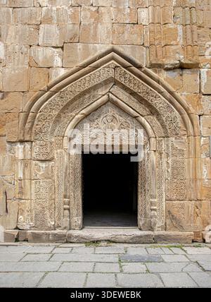 Altes Steinportal zur Himmelfahrtskirche, ananuri-Komplex, georgia Stockfoto
