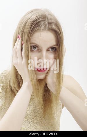 Der Spaß schockierte die junge Frau aus Frustration Stockfoto