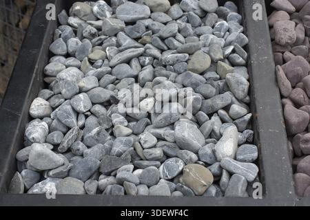 Draufsicht auf glatte Kiesel- und Steinstrukturen für Gartengestaltung und -Dekoration Stockfoto