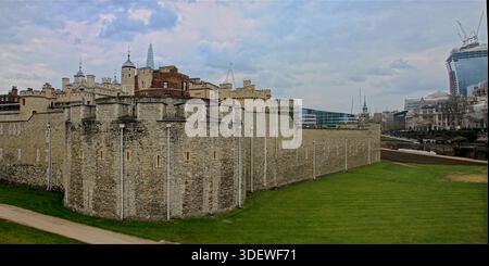 Ein Panoramablick auf die äußeren Vorhangfassaden und den Trockengraben des Tower of London. Stockfoto