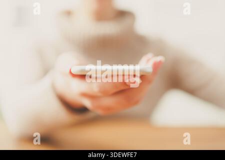 Frau mit Smartphone, Nahaufnahme, selektiver Fokus Stockfoto