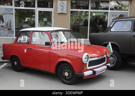 VELIKO TARNOVO, BULGARIEN - 16. MÄRZ 2019: Klassischer Trabant-Miniwagen während des Trabant-Festes in der Stadt Stockfoto