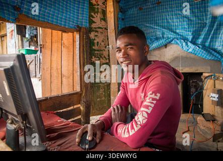 Porträt eines Computer-/IT-Technikers und „DJ“ auf dem Fianarantsoa Market, Madagaskar. Stockfoto