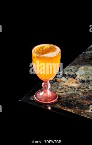 Malibu-Cocktail im Villeroz Bych Boston Safron Water Goblet – Nahaufnahme Stockfoto
