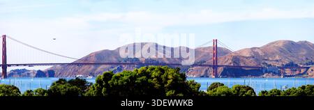 Gestickter Panoramablick auf die San Fransico Golden Gate Bridge mit 3 Blue Angels F18 Hornet Jets. Flottenwoche 2019. Stockfoto