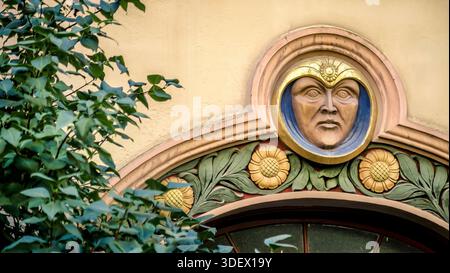 Türdekoration im neoklassizistischen Jugendstilstil in Schwabing in München. Baujahr 1899. Stockfoto