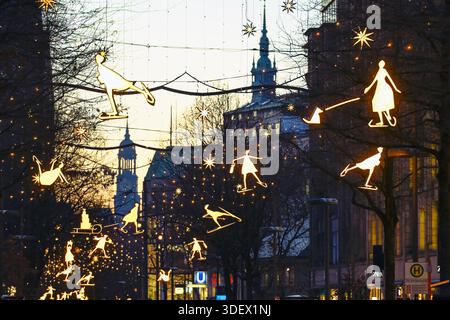 Die Mönckebergstraße ist weihnachtlich in Hamburg eingerichtet Stockfoto