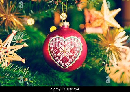 Weihnachtskugel hängt an einem Weihnachtsbaum, Weihnachten Stockfoto