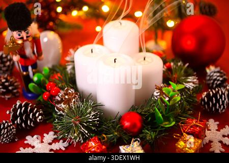 Adventskranz mit vier erloschenen Kerzen, symbolisches Foto vom vierten Adventsfest, Weihnachtsstreit und Ende der Weihnachtszeit Stockfoto