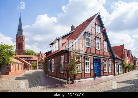 Martinskirche mit Fachwerkhäusern, Nienburg an der Weser, Niedersachsen, Deutschland, Europa Stockfoto
