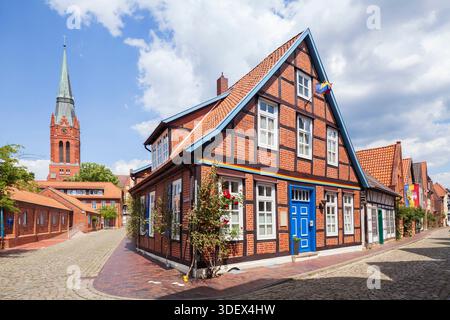 Martinskirche mit Fachwerkhäusern, Nienburg an der Weser, Niedersachsen, Deutschland, Europa Stockfoto