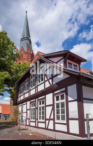 Martinskirche mit Fachwerkhaus, Nienburg an der Weser, Niedersachsen, Deutschland, Europa Stockfoto