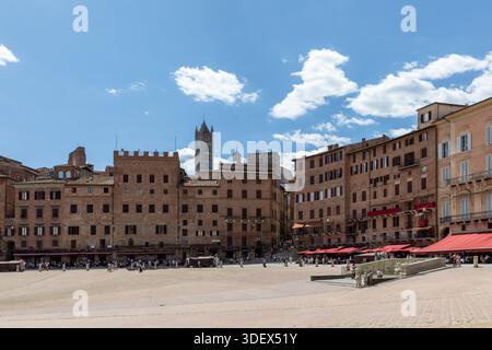 Der palazzo pubblico Platz in siena toskana italien mit der Kathedrale jenseits des sonnigen Tages Stockfoto