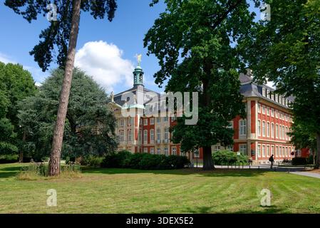 Blick auf Schloss Münster, Münster, Münsterland, Nordrhein-Westfalen, Deutschland Stockfoto