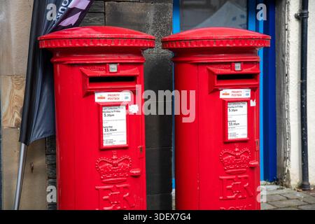 Editorial-Bild von zwei traditionellen roten Royal Mail Postboxen in der Stadt Keswick, Cumbria, England. Stockfoto