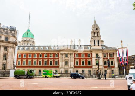 Das Admiralty Building entlang der Mall zeigt historische Regierungsarchitektur mit Fahrzeugen und britischen Flaggen. Stockfoto