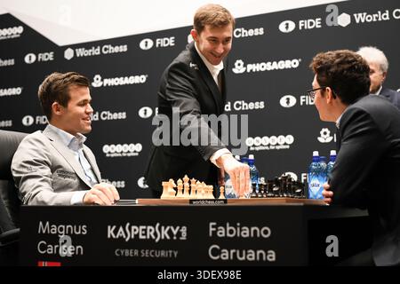 London, Großbritannien. 24. November 2018. Sergey Karjakin macht den ersten Zug im Spiel Magnus Carlsen von 11. im Kampf gegen Fabiano Caruana in der Welt Stockfoto