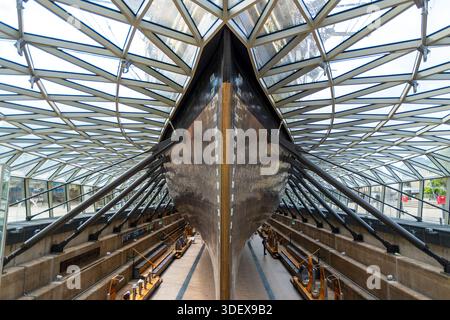 Innenansicht des erhaltenen Rumpfes der Cutty Sark, einem historischen Segelschiff in Greenwich, London. Stockfoto