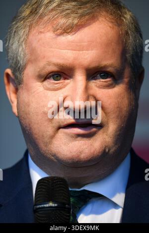 London, Großbritannien. 19. Oktober 2019. Ian Blackford, Vorsitzender der Scottish National Party im Unterhaus, spricht Hunderttausende von Menschen an Stockfoto