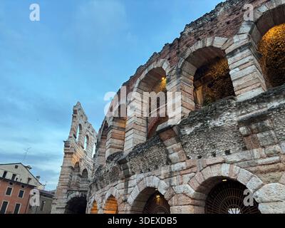 Kolosseo in Verona, Italien, Nahaufnahme des blauen Himmels und anderer Architektur. Antike römische Architektur Stockfoto