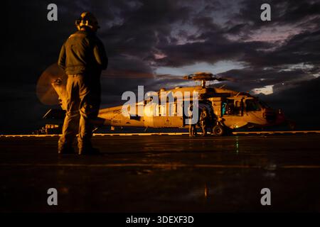Mitglieder des taktischen Teams der US-Küstenwache, Seeleute und Marines bereiten sich auf den MH-60S Sea Hawk Hubschrauber vor, der an das Helicopter Sea Combat Squadro angeschlossen ist Stockfoto