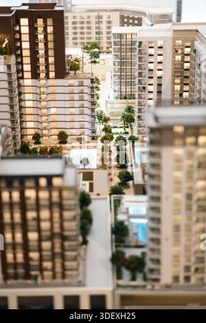 Modernes Wohngebäude in Dubai, Premium-Hochhäuser mit Pool und Park Stockfoto