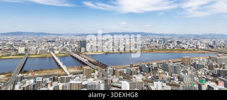 Osaka, Japan - 31. März 2025: Panoramablick von der Aussichtsplattform des Omeda Sky Building in Osaka, Japan. Moderne Architektur Stockfoto