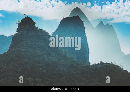 Silhouette Karstgipfel Guilin. Misty Mountain Layers China Landscape at Dusk Stockfoto