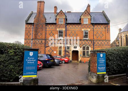 Exeter, Großbritannien. Jan 2026 Allgemeine Ansicht der historischen Exeter Cathedral School, die aufgrund von „unvermeidbarem finanziellen Druck“ ihre Prep School schließen soll. Die Schule ist mehr als 850 Jahre alt und kann den Coldplay-Sänger Chris Martin als ehemaligen Schüler nennen. Die Schulschließung soll im September 2026 stattfinden und betrifft Schüler der Schuljahre 3 bis 8, einschließlich der Chöre der Kathedrale. Die gebührenpflichtige Vorbereitungsschule hat rund 220 Mädchen und Jungen und wurde 1179 gegründet, bevor sie in den 1960er Jahren in den Credit: Mark Passmore/ Alamy Live News Platz nahm Stockfoto